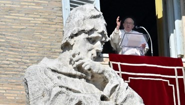 البابا فرنسيس يلوح من نافذة مكتبه المطل على ساحة القديس بطرس في الفاتيكان خلال صلاة التبشير الملائكي (18 شباط 2024، أ ف ب).
