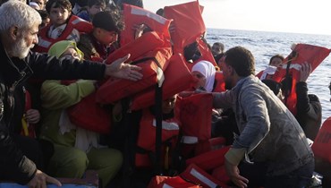 صورة ارشيفية- توزيع سترات نجاة على مهاجرين خلال إنقاذهم بواسطة قارب فريق تابع لمنظمة أطباء بلا حدود، وذلك بعد مغادرتهم ليبيا محاولين الوصول إلى الأراضي الأوروبية (6 ت1 2023، أ ب). 