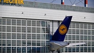 ذيل طائرة تابعة لشركة لوفتهانزا يظهر من باب حظيرة للطائرات في مطار ميونيخ الدولي في جنوب ألمانيا (15 شباط 2024، أ ف ب). 