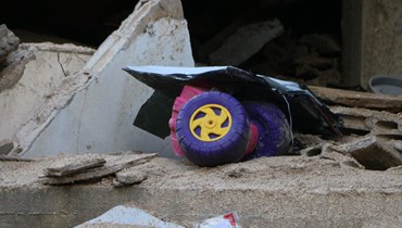 ألعاب الأطفال بين ركام المبنى الذي انهار ليل أمس في الشويفات(حسن عسل). 