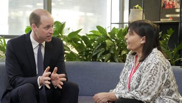 الأمير وليام يتحدث إلى باربرا سميث من الفريق النفسي والاجتماعي، خلال زيارته مقر الصليب الأحمر البريطاني في لندن (20 شباط 2024، أ ف ب). 