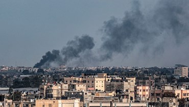 صورة ملتقطة من رفح، تظهر الدخان يتصاعد فوق خان يونس في جنوب قطاع غزة خلال قصف إسرائيلي (20 شباط 2024، أ ف ب). 