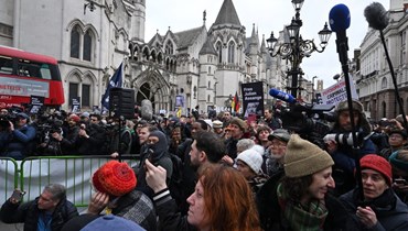 مؤيدون لأسانج وصحافيون تجمعوا للاستماع إلى ستيلا أسانج، زوجة مؤسس ويكيليكس، وهي تتحدث خارج محاكم العدل الملكية وسط لندن (20 شباط 2024، أ ف ب). 