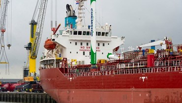 السفينة MT Chemical Challenger التي يبلغ وزنها 16 طن الف طن، والتابعة لشركة الشحن الهولندية Chemship BV، مجهزة بأشرعة في روتردام (16 شباط 2024، أ ف ب). 