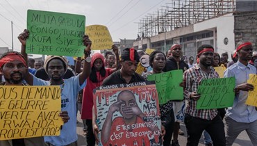 متظاهرون تجمعوا في غوما، للتنديد بصمت المجتمع الدولي في مواجهة الأزمة الدائمة في شرق جمهورية الكونغو الديموقراطية، ودعما للجيش الكونغولي وميليشيات وازاليندو الموالية للحكومة (19 شباط 2024، أ ف ب). 