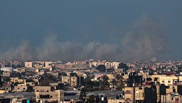 الدخان يتصاعد في أعقاب قصف إسرائيلي على خان يونس في جنوب قطاع غزة (20 شباط 2024، أ ف ب).