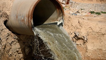  أنبوب يصب مياه الصرف الصحي في نهر ديالى، شرق بغداد (أ ف ب). 