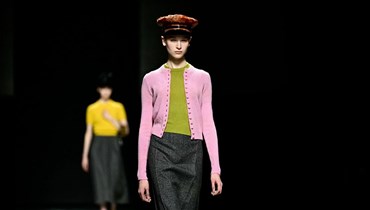 عارضة أزياء خلال عرض مجموعة برادا في أسبوع الموضة في ميلانو للملابس النسائية لخريف وشتاء 2024-2025 (22 شباط 2024، أ ف ب). 
