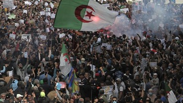 متظاهرون خرجوا إلى شوارع الجزائر العاصمة (2 نيسان 2021، أ ب). 