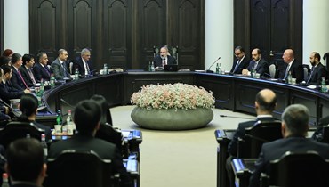 باشينيان (في الوسط) مترئسا جلسة للحكومة (23 شباط 2024، رئاسة الوزراء الأرمينية).
