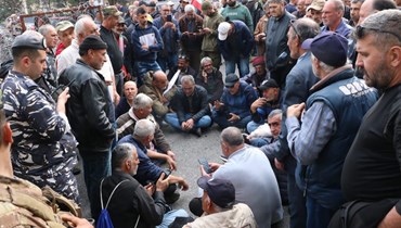 تجمع للمعتصمين أمام مدخل السرايا من جهة البسطاء (حسن عسل).