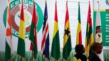 أعلام دول اكواس داخل الفيلا الرئاسية النيجيرية، بعد الجلسة الاستثنائية لرؤساء دول اكواس في أبوجا (24 شباط 2024، أ ف ب).