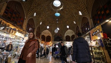 أشخاص يتسوقون في البازار الكبير في طهران (24 شباط 2024، أ ف ب).