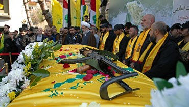 "حزب الله" يشيع القيادي لديه حسن سلامي في بلدة خربة سلم الجنوبية أمس. (أ ف ب)