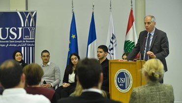 ماغرو في جلسة نقاش سياسية مع طلاب الجامعة اليسوعية.