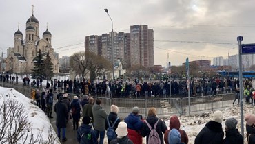 مشيعون يتجمعون قبل مراسم جنازة زعيم المعارضة الروسية الراحل أليكسي نافالني، في منطقة مارينو بموسكو في (01 أذار 2024 - أ ف ب).