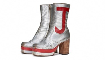 صورة وزعتها دار كريستيز نيويورك في 11 ك2 2024، تظهر زوجا من الأحذية الطويلة المصنوعة من الجلد الفضي، نحو عام 1971، ضمن مجموعة مختارة من قطع الأزياء من خزانة ملابس التون جون (أ ف ب). 
