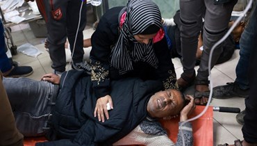 رجل فلسطيني جريح يتلقى العلاج في مستشفى النجار في رفح بجنوب قطاع غزة (1 آذار 2024، أ ف ب).