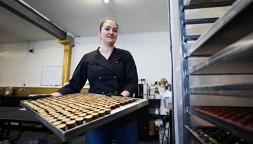 فيونا ماك آرثر خلال إعدادها الشوكولاتة النباتية في ورشتها في كامبلتاون بجنوب- غرب اسكتلندا (14 شباط 2024ـ أ ف ب).