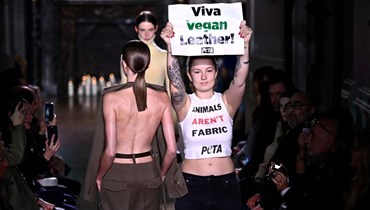 خلال أسبوع الموضة في باريس... مدافعات عن حقوق الحيوان يقتحمنَ عرض فيكتوريا بيكهام (صور)