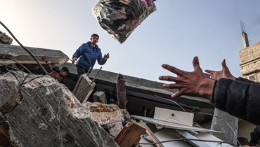 فلسطيني يبحث بين ركام منزله في رفح (أ ف ب) 
