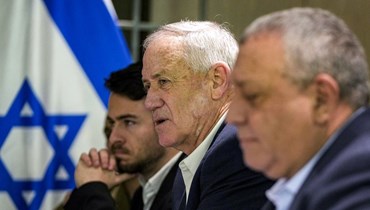 غانتس (في الوسط) ورئيس أركان الجيش الإسرائيلي السابق غادي آيزنكوت (الى اليمين)، يجتمعان بوزير الخارجية الأميركي في تل أبيب (8 شباط 2024، أ ف ب). 