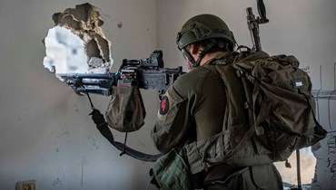 جندي إسرائيلي يصوب سلاحه في قطاع غزة (أ ف ب). 