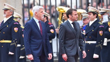 بافيل (الى اليسار) وماكرون يستعرضان حرس الشرف خلال استقبال في قلعة براغ (5 آذار 2024ـ أ ف ب).