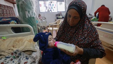 طفل فلسطيني يعاني سوء تغذية يتلقى العلاج في مركز للرعاية الصحية في رفح بجنوب قطاع غزة (5 آذار 2024، أ ف ب). 