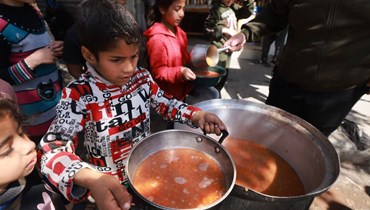 أطفال غزة ينتظرون الحصول على طعام (أ ف ب)