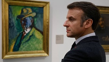 ماكرون ينظر إلى لوحات في المعرض الوطني في براغ (5 آذار 2024ـ أ ف ب).