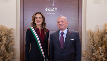 الملك عبدالله يقلد الملكة رانيا وسام النهضة المرصع (الديوان الملكي الهاشمي- 6 آذار 2024).