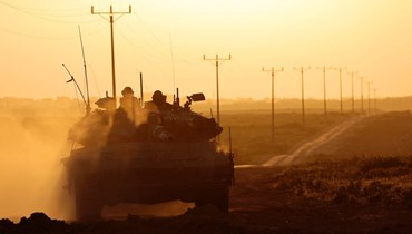دبابة تابعة للجيش الإسرائيلي تتحرك على طول المنطقة الحدودية مع قطاع غزة (أ ف ب). 