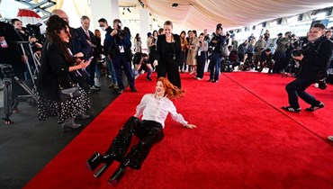الممثلة داكيتا دانييلا أيتا تمددت على السجادة الحمراء قبل الاحتفال السنوي الـ96 لتوزيع جوائز الأوسكار في مسرح دولبي بهوليوود في كاليفورنيا (6 آذار 2024، أ ف ب).