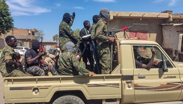 أنصار للمقاومة الشعبية المسلحة السودانية الداعمة للجيش، يركبون شاحنات في القضارف بشرق السودان (3 آذار 2024، أ ف ب).