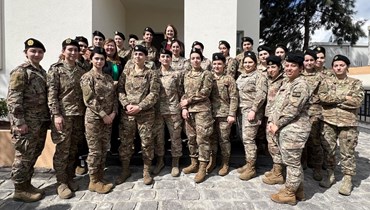 السفيرة الأميركية ليزا جونسون تحتفل بيوم المرأة العالمي مع هذه المجموعة من المجندات في الجيش اللبناني، التابعة لفوج الحدود البرية الأول في الشمال.