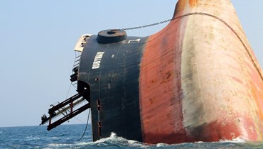 سفينة الشحن روبيمار اثناء غرقها قبالة سواحل اليمن (7 آذار 2024 - أ ف ب)