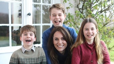 صورة نشرها قصر كنسينغتون في لندن في 10 آذار 2024، وتظهر الأميرة كيت، مع أطفالها الأميرين لويس وجورج والأميرة شارلوت في وندسور (10 آذار 2024، أ ف ب).
