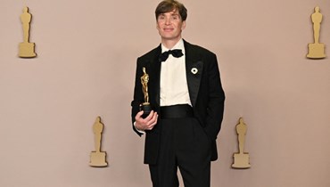 الممثل الإيرلندي كيليان مورفي يفوز بجائزة "الأوسكار" عن فيلم "أوبنهايمر" (أ ف ب).