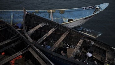 صورة ارشيفية- قوارب فارغة يستخدمها المهاجرون، رست في ميناء أرغوينغين في جزيرة غران كناريا بالكناري بإسبانيا (21 ت2 2021، أ ب). 