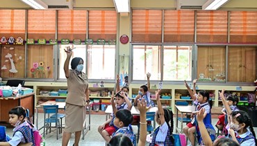 تلاميذ داخل فصل دراسي مزود بوحدة تكييف هواء لتنقية الهواء تُعرف باسم "الغرفة النظيفة" في مدرسة سوانلومبيني في بانكوك (22 ك2 2024، أ ف ب).