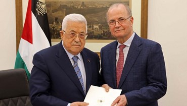 عباس (الى اليسار) مع رئيس الوزراء الفلسطيني المعين حديثا محمد مصطفى، في رام الله (14 آذار 2024، أ ف ب). 