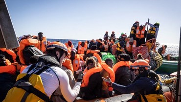 صورة ملتقطة في 13 آذار 2024 نشرتها SOS Mediterranee في 14 منه، وتظهر عملية إنقاذ مهاجرين نفذتها السفينة أوشن فايكنغ في منطقة البحث والإنقاذ الليبية في المياه الدولية (أ ف ب).