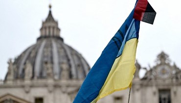 علم أوكرانيا في ساحة القديس بطرس بينما يخاطب البابا فرانسيس الحشد خلال صلاة التبشير الملائكي يوم الأحد في 10 آذار 2024 في الفاتيكان (أ ف ب).
