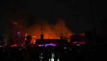 الدخان يتصاعد فوق استوديو الأهرام للتصوير السينمائي في الجيزة (وكالة أنباء العالم العربي).
