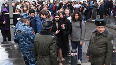 ناخبون انتظروا بالصف خارج السفارة الروسية في يريفان خلال الانتخابات الرئاسية الروسية (17 آذار 2024، أ ف ب).