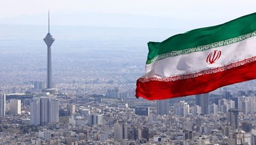 العلم الإيراني يرفرف فوق العاصمة طهران. وفي الصورة يظهر برج "ميلاد" للاتصالات - "أ ب".