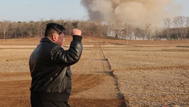 الزعيم الكوري الشمالي كيم جونغ أون  يشرف على مناورات مدفعية (أ ف ب). 