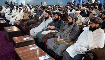 رجال أفغان خلال حفل بداية العام الدراسي الجديد في كابول (أ ف ب). 