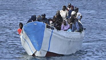 صورة ارشيفية- مهاجرون يصلون في قارب صغير إلى ميناء لا ريستينغا في جزيرة إل هييرو بالكناري (4 شباط 2024، أ ب). 